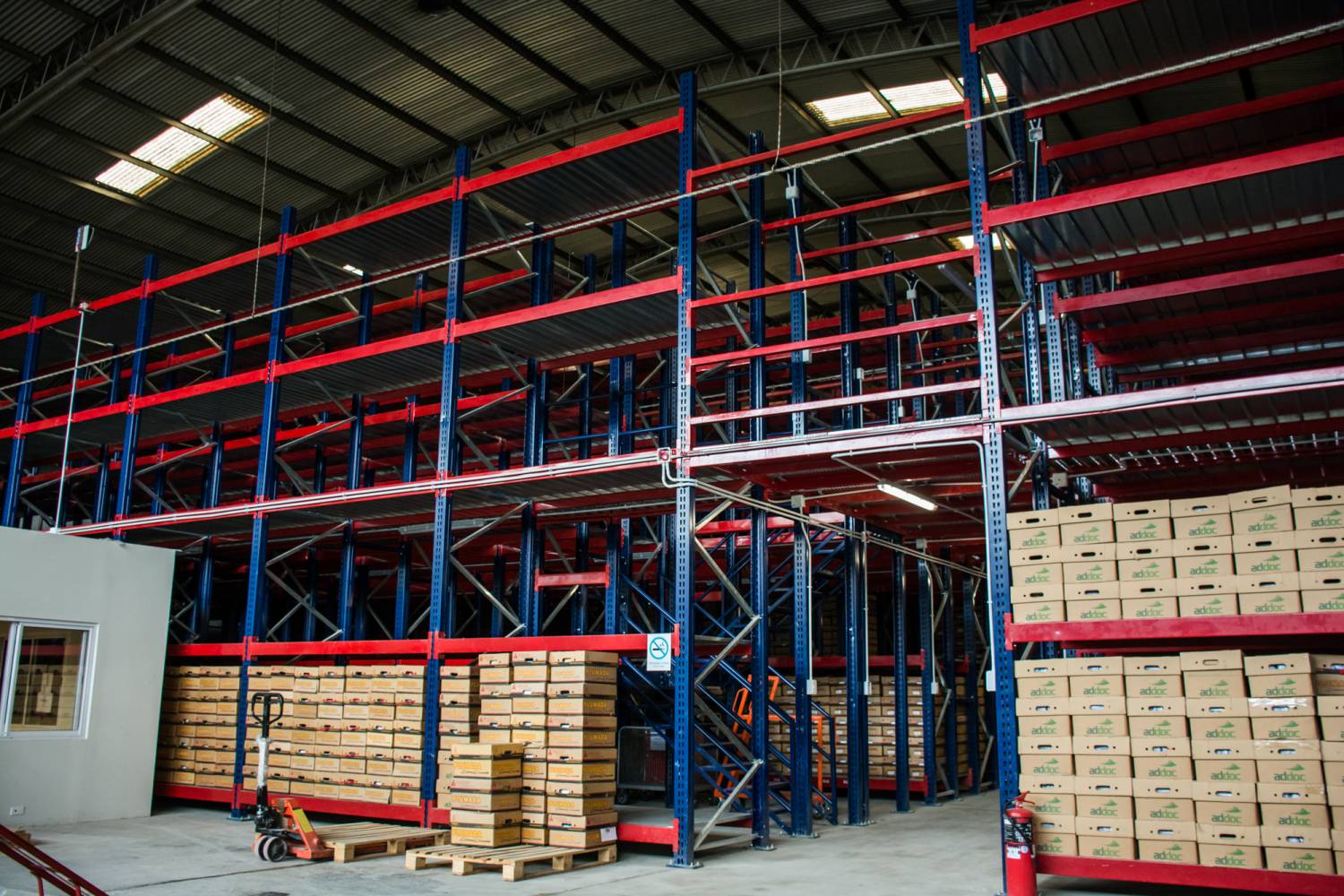 Vista general de racks antisísmicos de gran altura con cajas de documentos en depósito de Addoc, Salta.