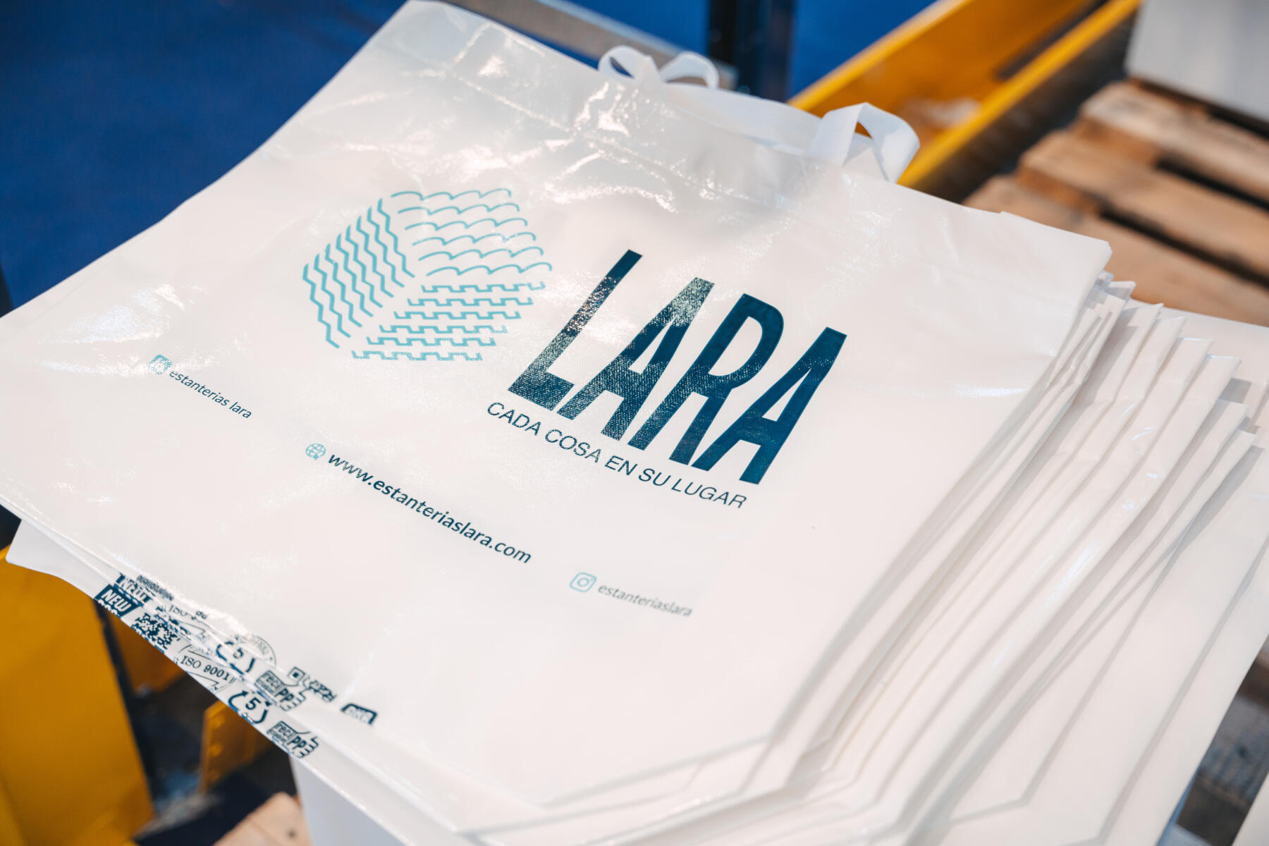 Bolsas de merchandising de Estanterías Lara distribuidas en ExpoLogisti-K 2024.