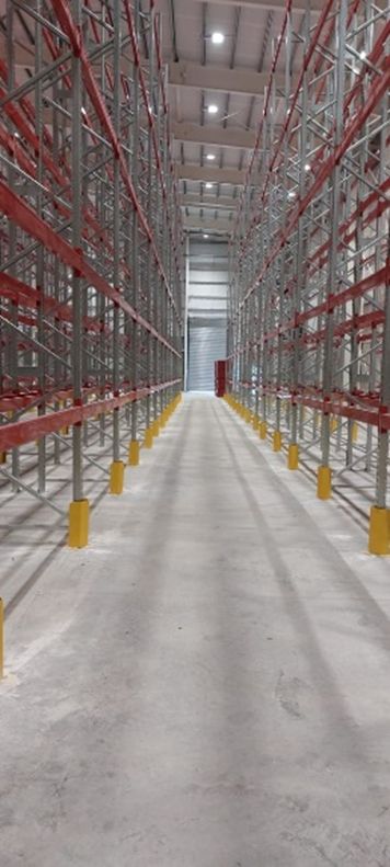 Nave logística de Supermercados 3M en San Nicolás con rackeo completo de 3.000 posiciones de racks selectivos instalados por Estanterías Lara.