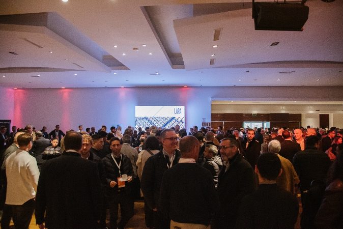 Salón del 15° Encuentro CEDOL 2025 en Golden Center con más de 900 referentes del sector logístico, y stand de Estanterías Lara con representantes de la empresa.