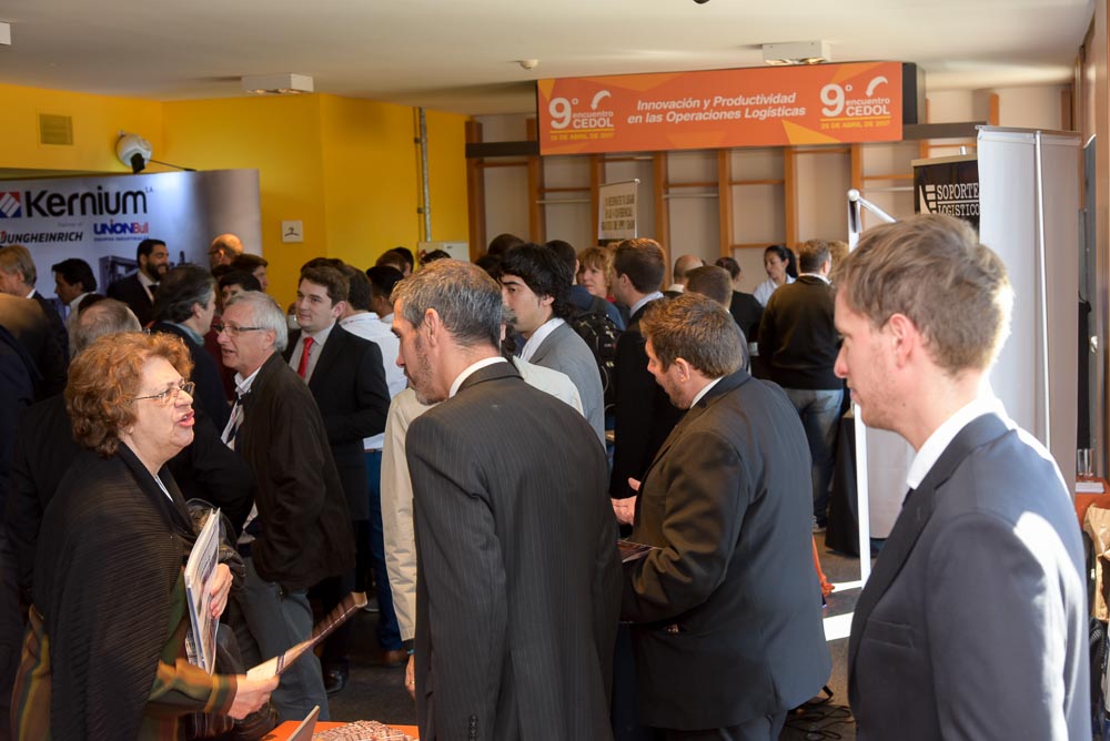 Asistentes y expositores en el stand de Estanterías Lara durante el 9° Encuentro de Intercambio Profesional CEDOL 2017.
