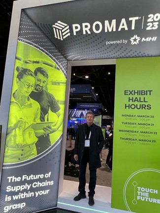 Integrante de Estanterías Lara en el ingreso al Exhibit Hall de ProMat 2023, Chicago.