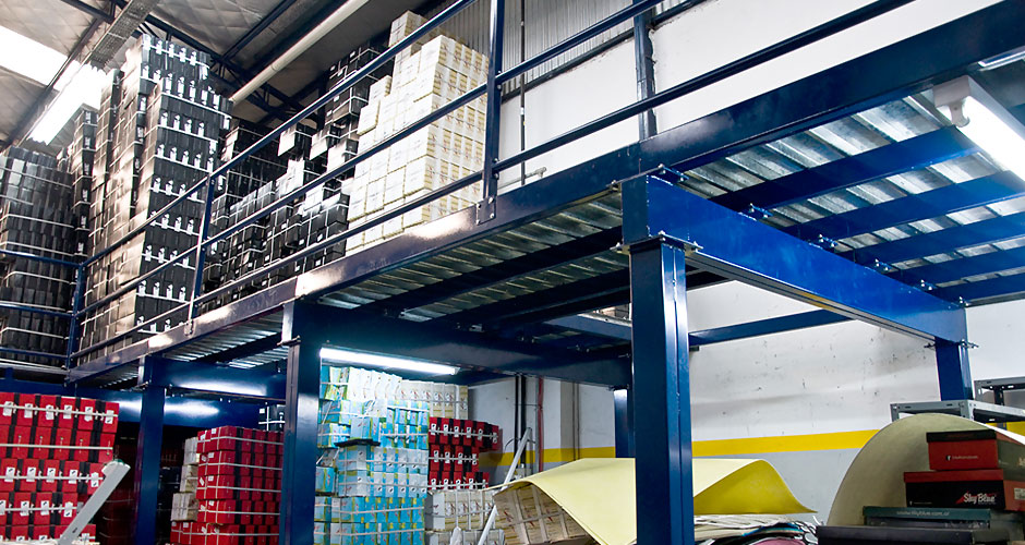 Entrepiso normalizado con barandas de seguridad sobre área de almacenamiento de productos en depósito de Federación Patronal.