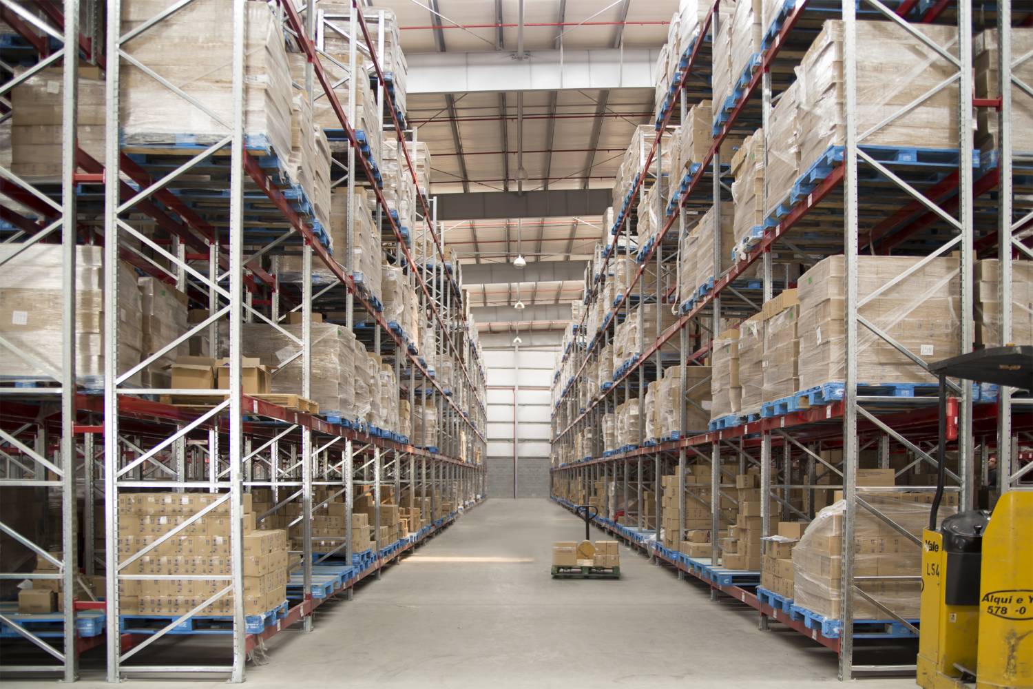 Pasillo entre racks de doble profundidad con carga de 4 pallets de profundidad en depósito de importante importadora.