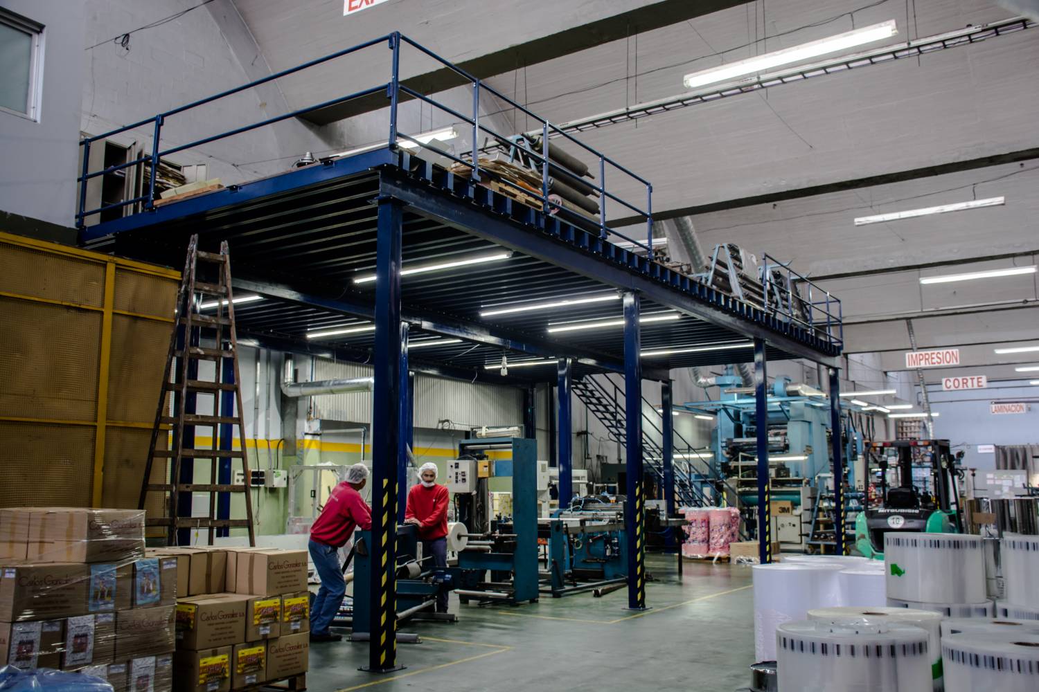 Entrepiso normalizado de 14 x 7,8 m instalado en empresa gráfica, vista general del nivel inferior.