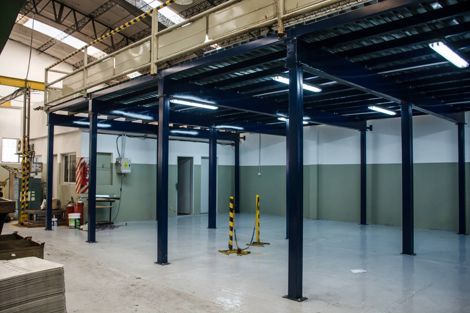 Entrepiso normalizado con columnas metálicas instalado en planta de Autopistas del Sur, vista general desde planta baja.