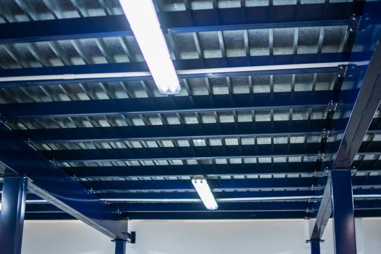 Detalle de piso, estructura inferior con vigas y tablillas metálicas del entrepiso normalizado instalado en Autopistas del Sur.