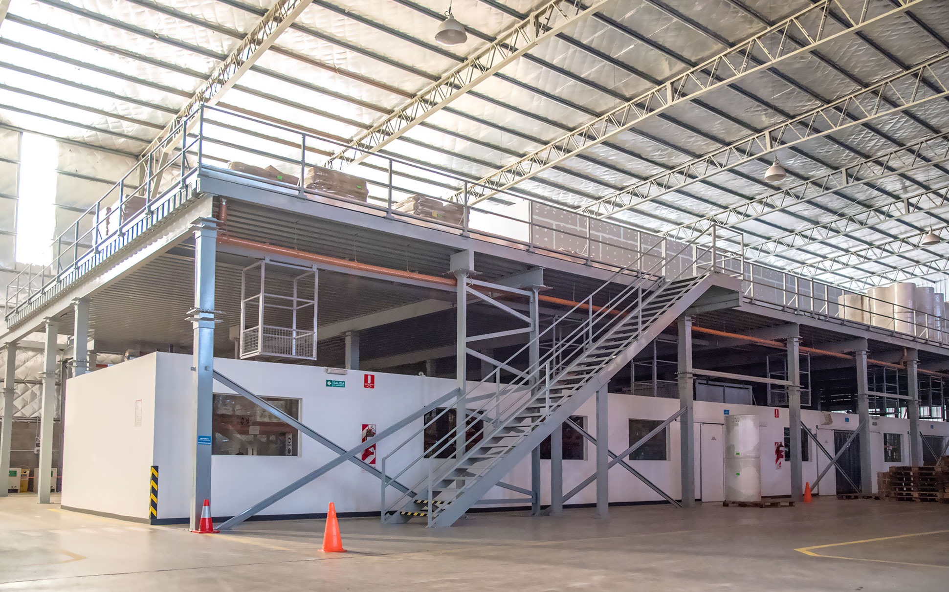 Plataforma industrial independiente con escalera de acceso instalada en planta de envasado de Laboratorios Esme.