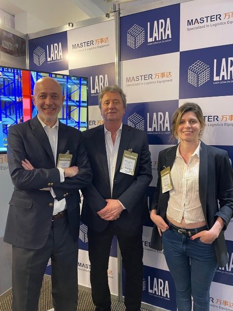 Equipo de Estanterías Lara junto a representantes de Master en el stand del evento Management Logístico 2024.