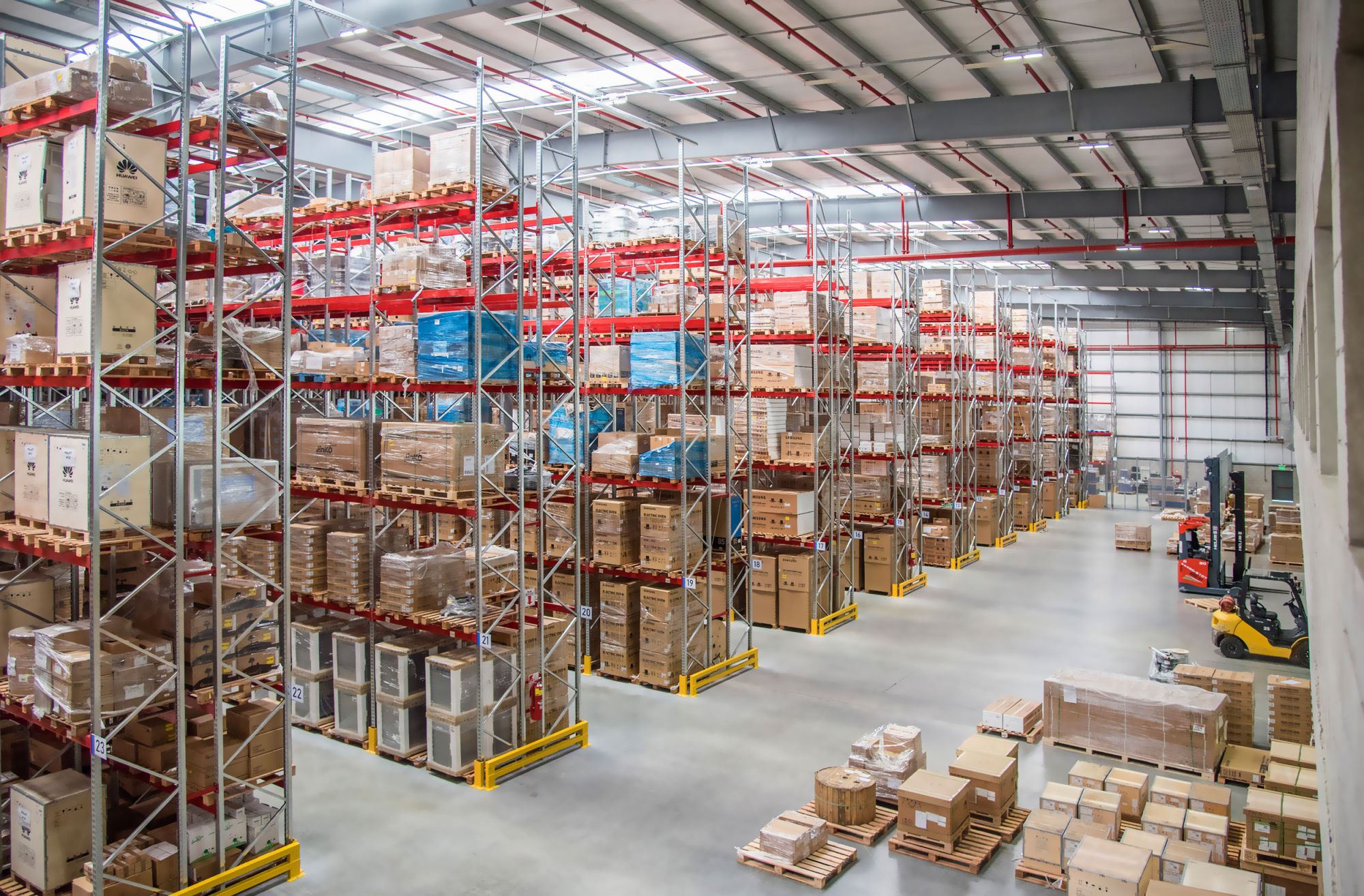 Nave logística de MultiPoint con racks selectivos de 10,35 m de altura y 3.588 posiciones para almacenamiento de productos Samsung.