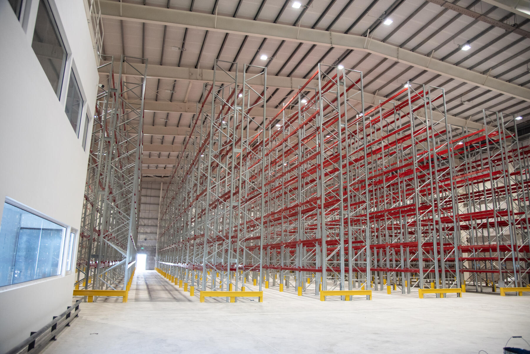 Vista panorámica de racks selectivos LARA de gran altura en depósito de Supermercado 3M