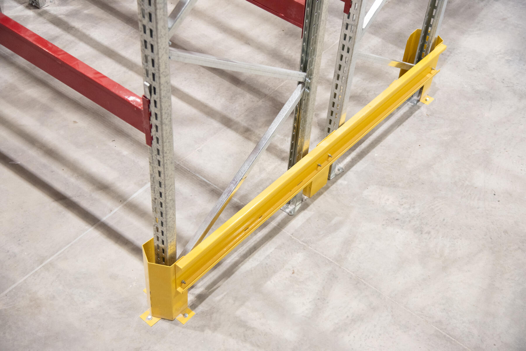 Detalle de accesorio de seguridad perimetral en base de rack selectivo LARA